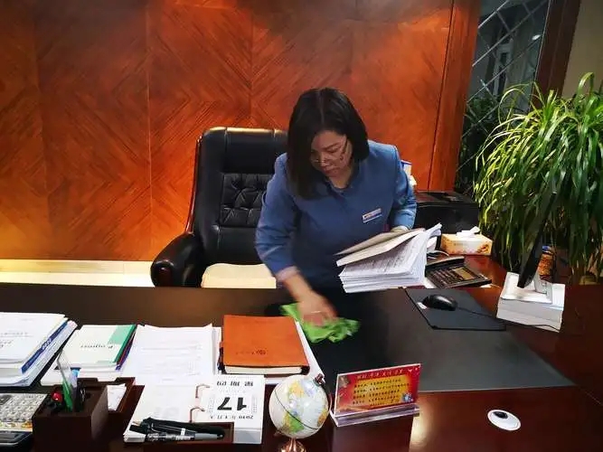 北京二手辦公家具普及如何保養和清潔書桌？憨熊大來告訴你！